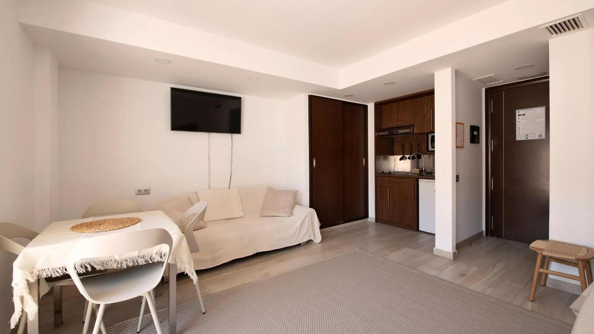Aparthotel Centric 카스테데펠스