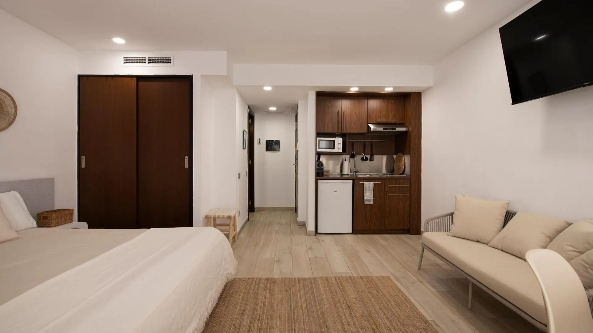 Aparthotel Centric 카스테데펠스 0*,