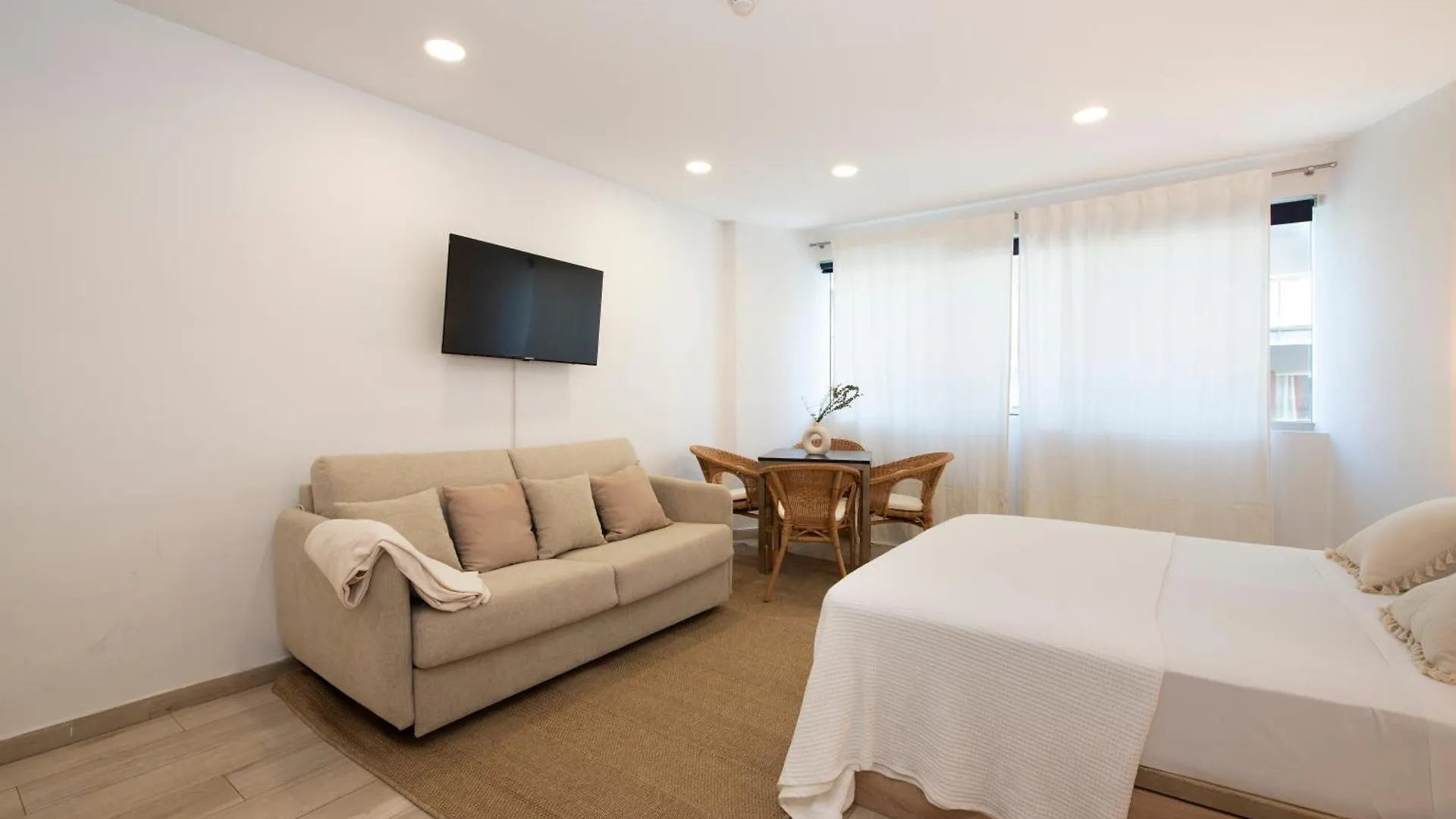 Aparthotel Centric 카스테데펠스